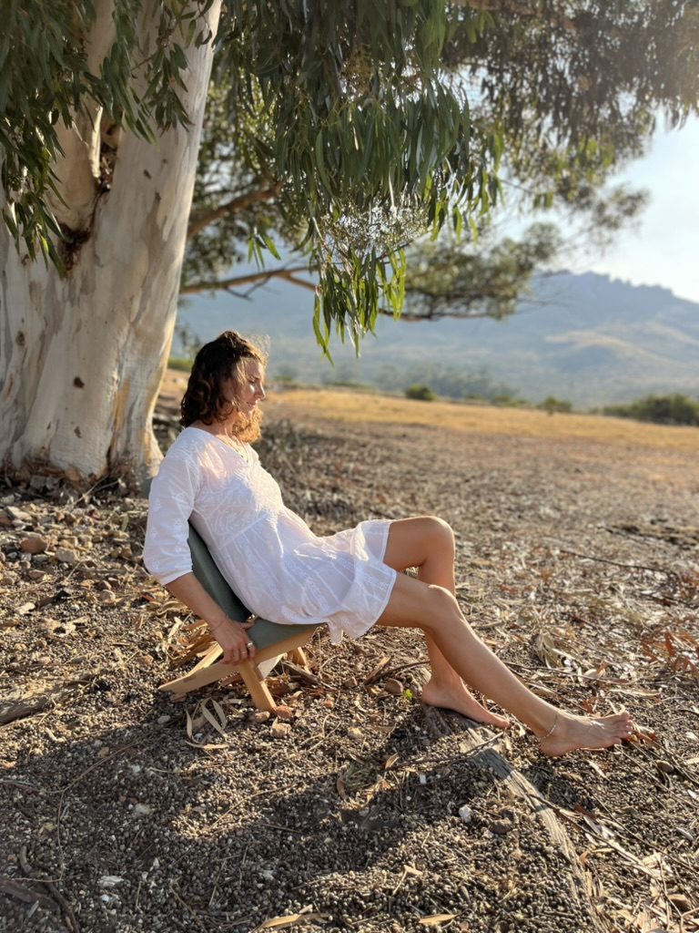 Beech folding chair with olive canvas